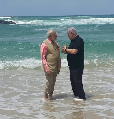 BFF: נתניהו ומודי משכשכים רגליים בחוף אולגה