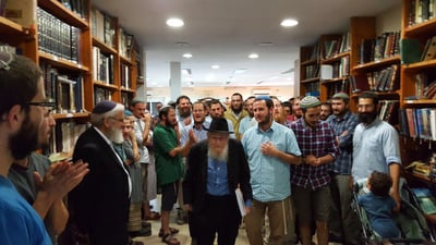 לראשונה מאז השבץ: הרב שטיינזלץ הגיע לתקוע