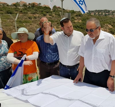 ליברמן שוב תוקף את בנט: "ימין משיחי ופופוליסטי"