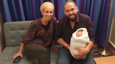 מגורשי עמונה חוגגים את הולדת הבן והנכד