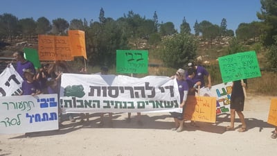בזמן שהתושבים מפגינים בשמש (נתיב האבות)