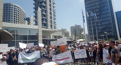 עובדי בנק מזרחי שובתים: "הגיע העת לשינוי אמיתי"