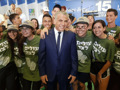 לפיד הגיע לנתב"ג וריגש את העולים החדשים