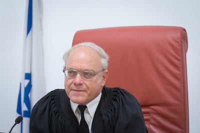 "עבר שרשרת חיול". שופט העליון ניל הנדל