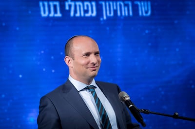 בנט השיג פשרה: "הפוליטיקה נשארת בחוץ"
