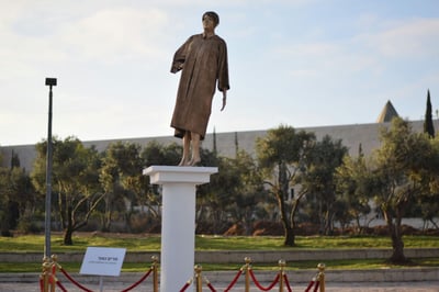 המאבטחים נדהמו: פסל זהב של מרים נאור