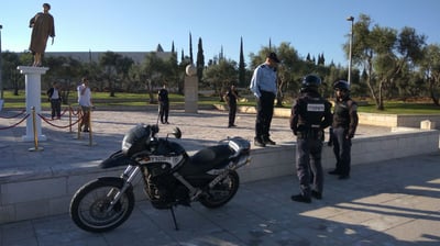 מציבי "פסל הזהב של נאור" חושפים את עצמם