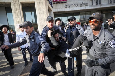 הפגנות החרדים: חסימות כבישים והיאבקות בשוטרים