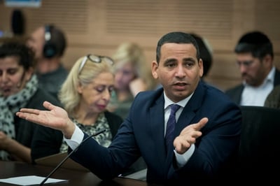 חסון לעג ללפיד: "ייתכן שצילמת את גבאי ל'במחנה"