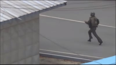 צפו: חייל בצבא צפון קוריאה נמלט מארצו תחת אש כבדה