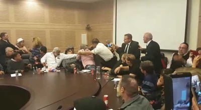 מכות בין נכים בכנסת; בקבוק לראש וניסיון דקירה