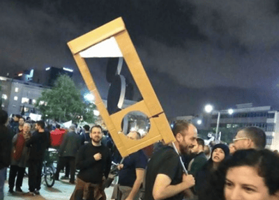 "אני פציפיסט": בונה דגם הגליוטינה בתגובה ראשונה לסערה