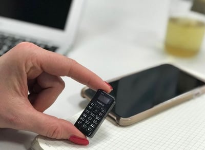 תכירו: הטלפון הסלולרי הקטן ביותר בעולם
