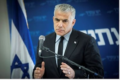 לפיד נגד הדחייה: "כניעה מבישה של נתניהו לחרדים"