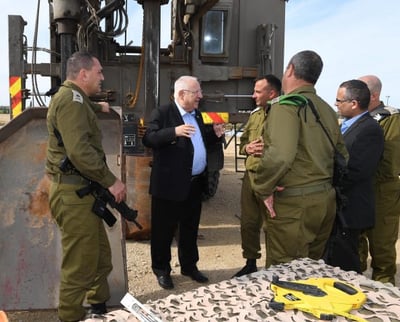 הנשיא שוחח עם הטייס שנפצע: "הוכחתם שלא חוזרים עד שלא מבצעים"