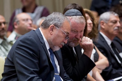 מנדלבליט: "אין לך סמכות"; ליברמן: "דוחה את עמדתך"