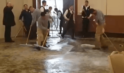 צפו: הסיוט של כל חתן וכלה: זרנוקי המים הופעלו בחופה