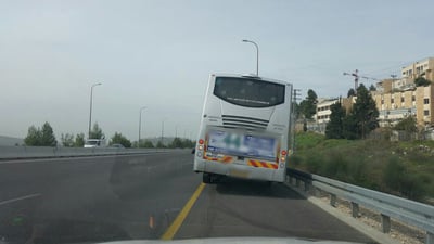 כמעט תאונה: האוטובוס לטלז סטון נטה על צדו