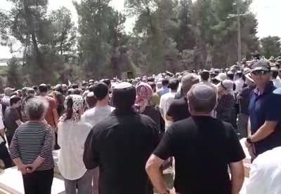 מרגש •צפו:הרב קנוהל הובא למנוחות בשירת 'ידיד נפש'