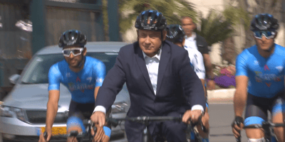 ענק: את נתניהו על אופניים כבר ראיתם?• צפו
