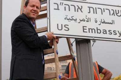 זה מתקרב: נתלו השלטים לשגרירות ארה"ב בירושלים