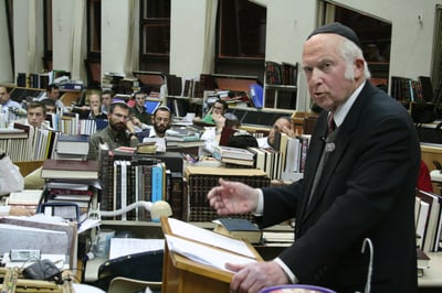 "הצגת הרב כמי שנכנע ללחצים אינה מכבדת אותו"