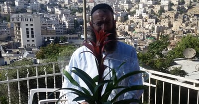 "תודה": ברוך מרזל העניק לרון חולדאי זר פרחים