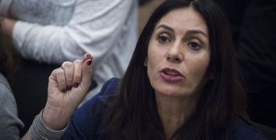 "מציעה למפיקי הסרט לערוך הבחנה חיונית בין עשיית סרטים ל'חיים בסרט'. "