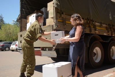 צפו: תושבי הגולן מעבירים חבילות לפליטים בסוריה