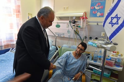 ליברמן לקצין שנפצע בעזה: "בסוף צה"ל מגיע לכולם"