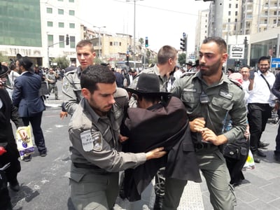 חרדים קיצונים חוסמים כבישים בירושלים; 37 נעצרו