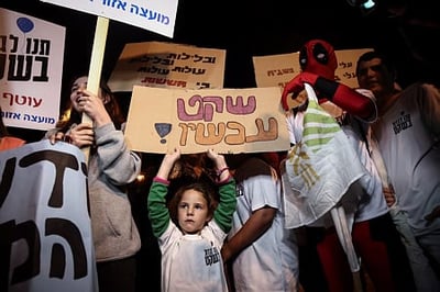 "הדשא של המרכז ירוק יותר": אלפים מפגינים בת"א