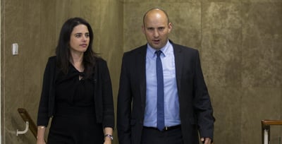 זה לא בנט זה אתם- פרשנות