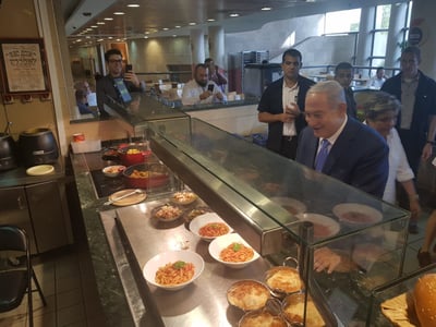 צפו: נתניהו במזנון החלבי בכנסת. "מה זה סילאן?"