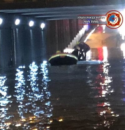 תיעוד דרמטי: חילוץ נהג שנלכד במנהרה מוצפת. צפו