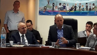 צפו: נפתלי בנט ומנכ"ל משרד החינוך נפרדים מראש החמ"ד