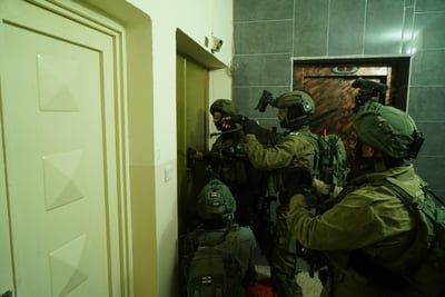 צה"ל פשט על יו"ש: עשרות מחבלי חמאס נעצרו. צפו