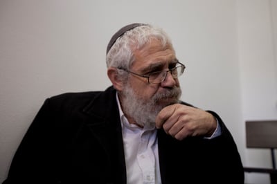 המתלונן נגד הרב אלון: "היה קשה לעצור אותו"