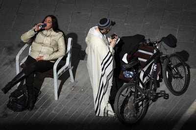 בכל מקום אפשר לחנך ולקיים תורה ומצוות