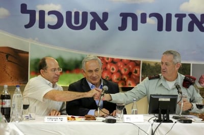 נתניהו, גנץ ויעלון, בתקופה יפה יותר. 22.9.2014 (Photo by Edi Israel/POOL/Flash90)