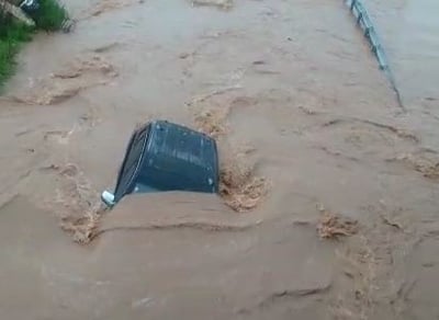 תיעוד: חילוץ הנוסעים שנלכדו בג'יפ בנחל חילזון
