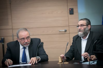 גנץ יחרים את החרדים; דרעי וגפני תקפו, ליברמן: "זה דיל"