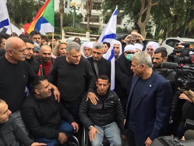 אחרי גנץ: מחאה נגד חוק הלאום מול ביתו של לפיד