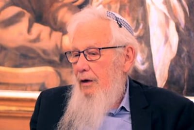 הפרופ' הסרוג מגלה לאיזו מפלגה הוא יצביע ולמה. צפו