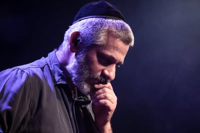 נטע ברזילי מאחוריו: אביתר בנאי מגיע למסך