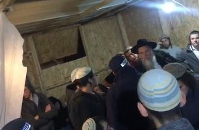 שוטרים פרצו לשיעור של הרב דב ליאור. צפו
