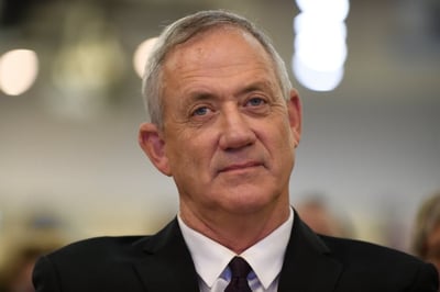 "גנץ, תתבייש. אנחנו טובים רק כדי למות בשדה הקרב?"