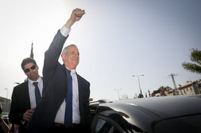 דיווח: גנץ דרש שני רכבי יוקרה. תגובתו: "שקר בוטה"