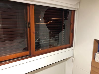 הותר לפרסום: טיל נחת בחצר ביתו של אבי דיכטר
