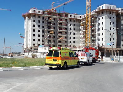 ארבעה בני אדם נהרגו מקריסת מנוף ביבנה